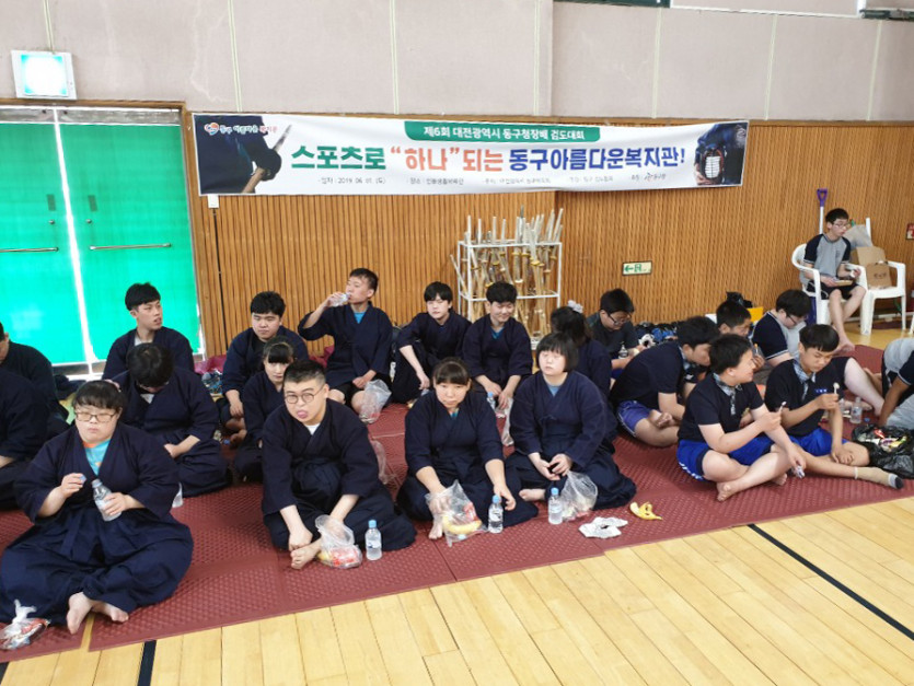 검도대회가 진행되고있는 강당의 내부 모습