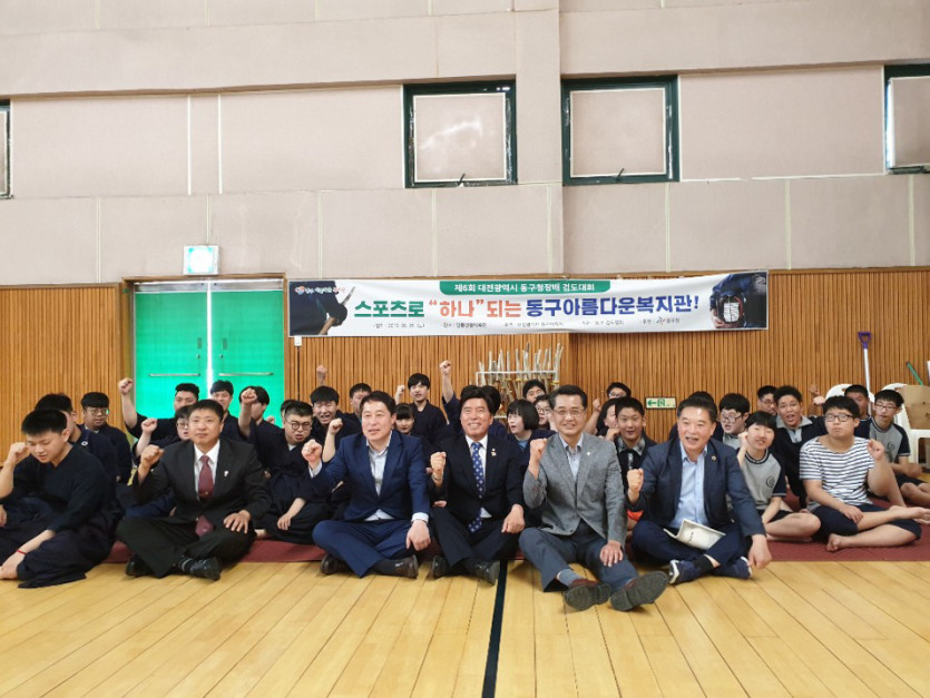 매트에 앉아 쉬고있는 대회참가자들의 사진