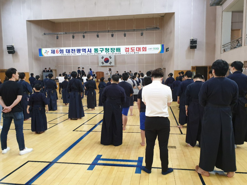 다함께 매트에 앉아 화이팅을 외치고있는 참가자들과 주최측 관계자들의 모습