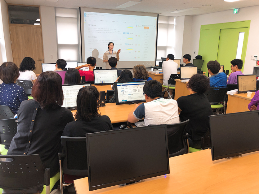 컴퓨터를 보며 수업을 듣고있는 교육참여자들의 모습 사진