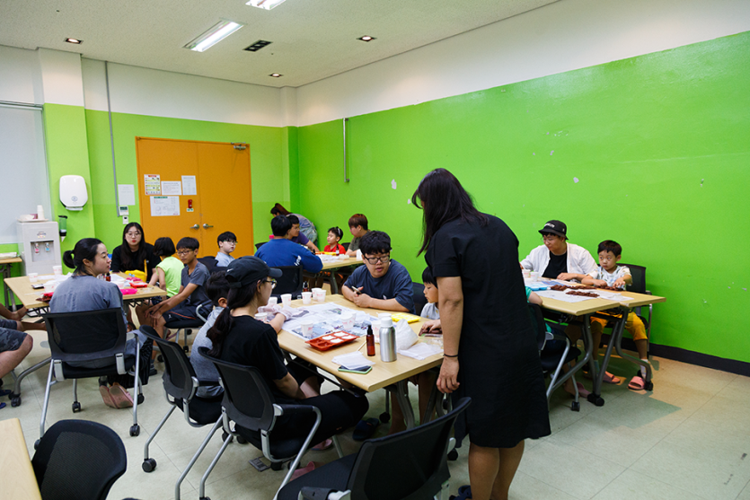 조별로 수업이 진행되고있는 강의실 사진