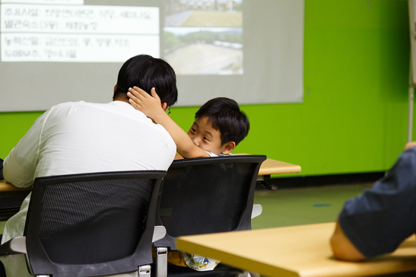 수업을 듣고있는 어린이와 보호자 사진