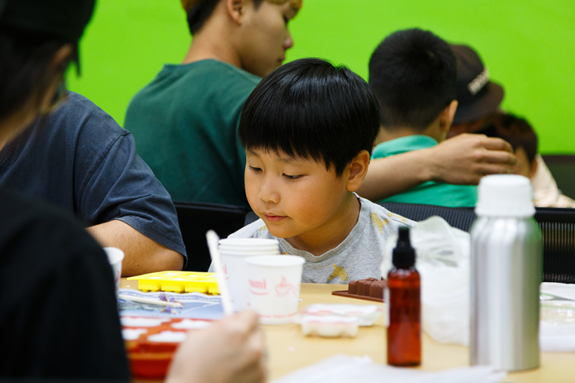 수업에 집중하고있는 학생 사진