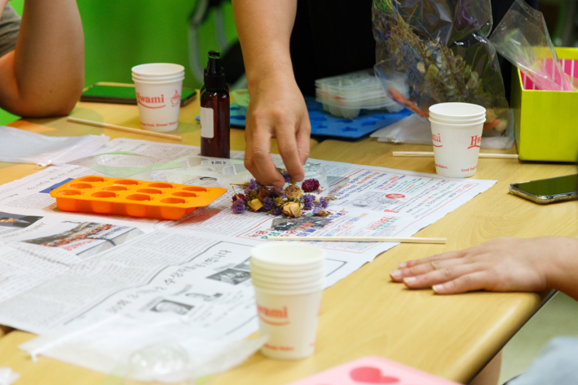 말린 꽃송이를 집고있는 사진