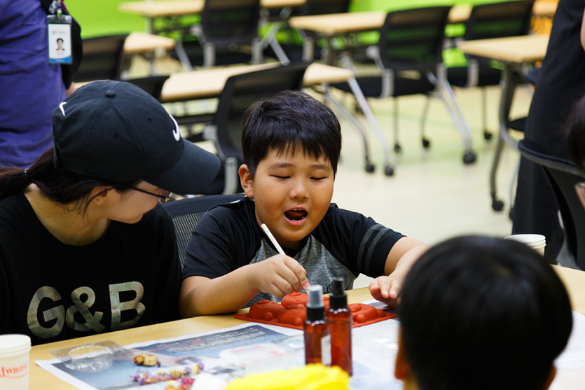 이야기를 하며 체험을 하고있는 학생 사진