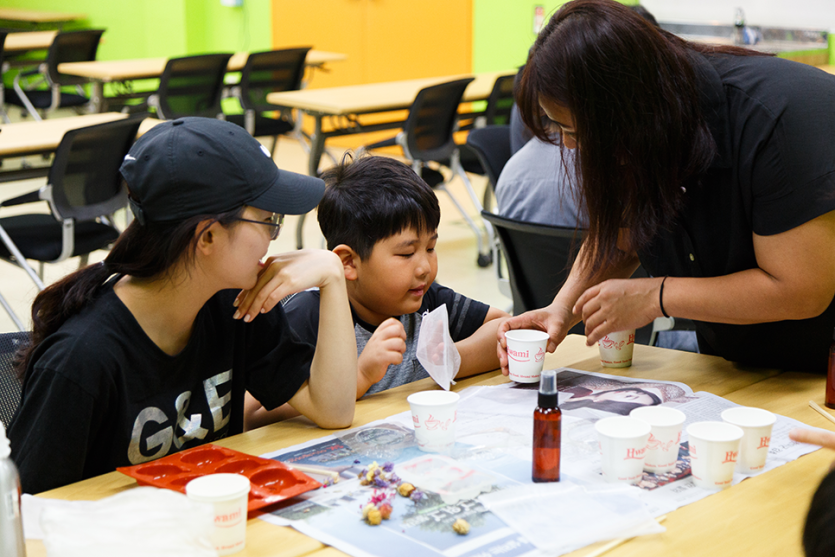설명을 들으며 체험하고있는 학생들 사진