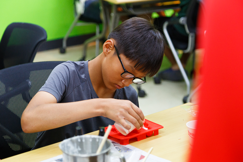 몰드에 방향제재료를 붓고있는 학생 사진