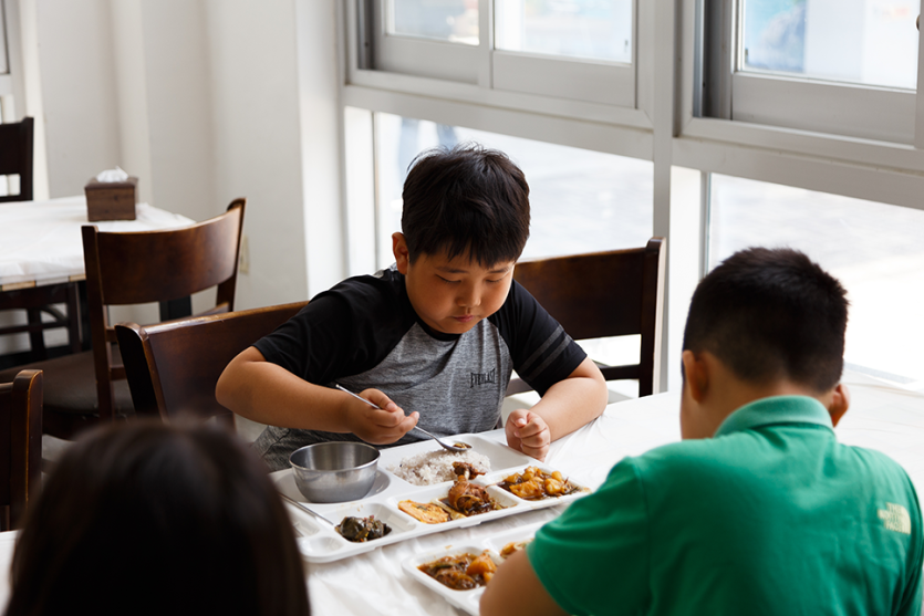 점심식사를 하고있는 학생들 사진