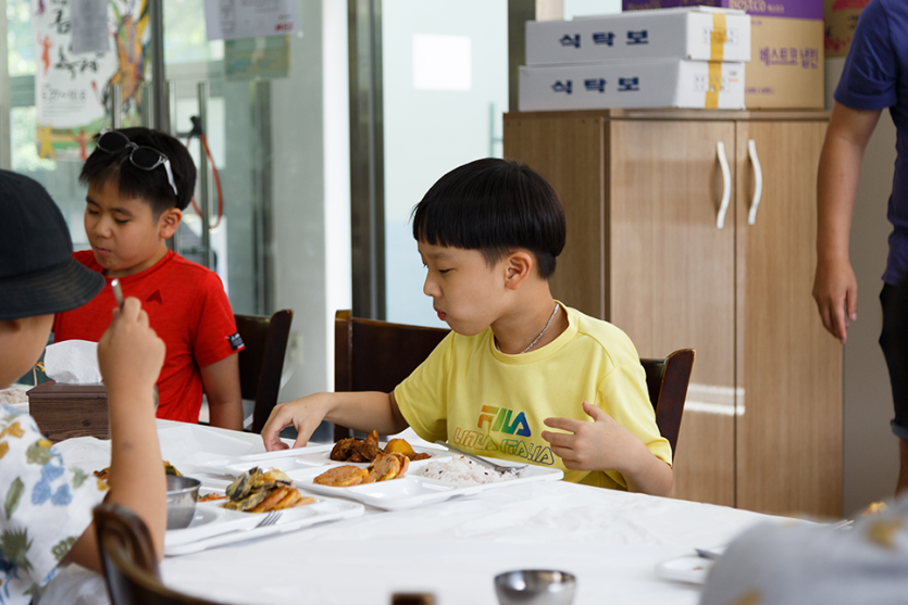 점심식사를 하고있는 학생들 사진