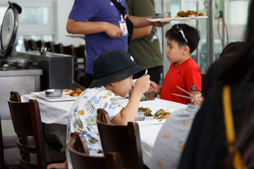 점심식사를 하고있는 학생들 사진