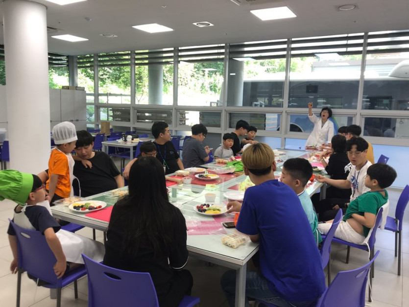 다함께 간식을 먹고있는 사진