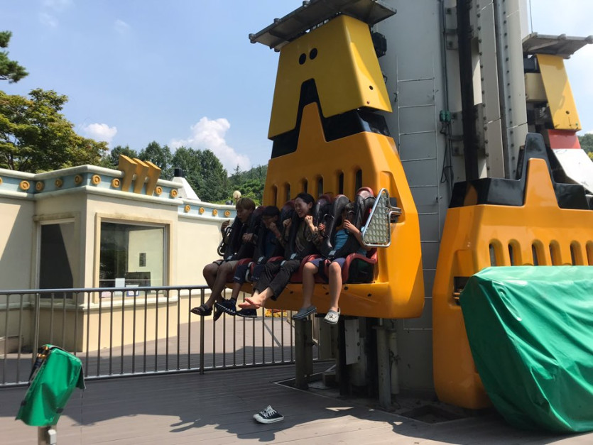 자이로드롭을 타고있는 학생들 사진