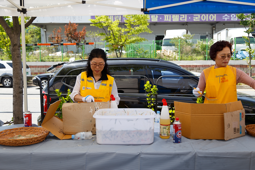 부침개를 부치고있는 봉사자들 사진