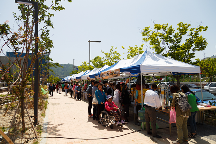 바자회 부스들 전체모습 사진