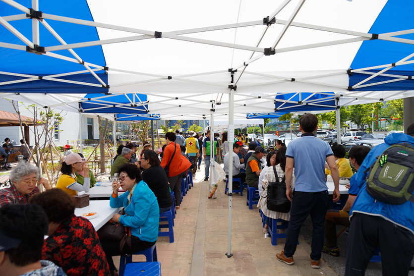 음식을 먹고있는 이용자들 사진