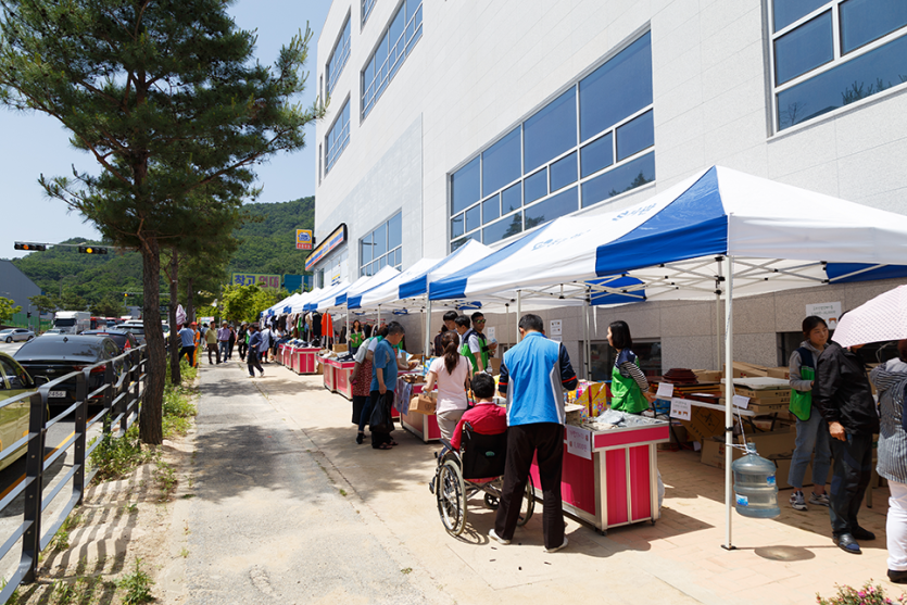 바자회 부스의 모습 사진