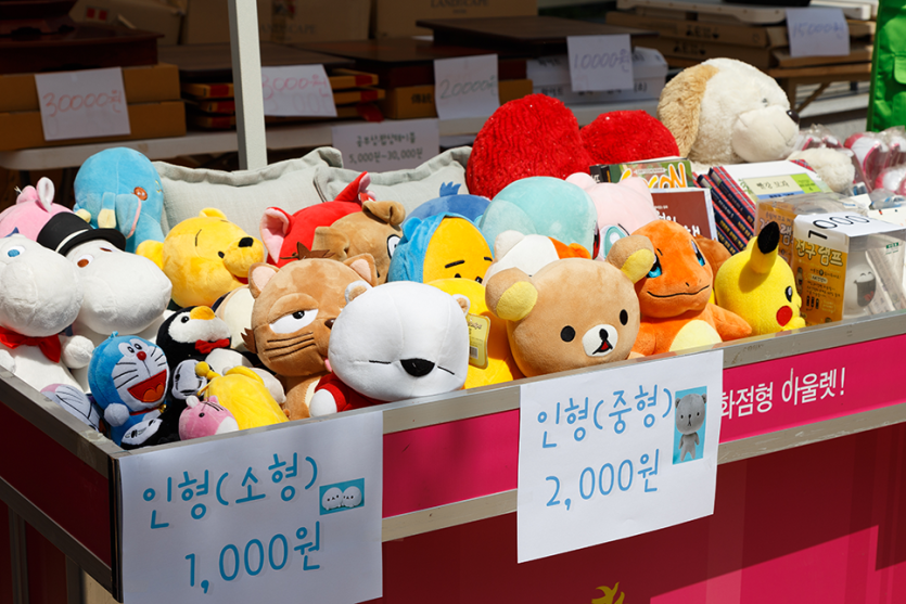 인형이 진열되어있는 모습 사진