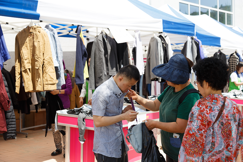 셔츠를 입어보고있는 이용자 사진