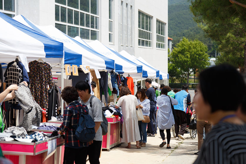 바자회 의류 부스 사진