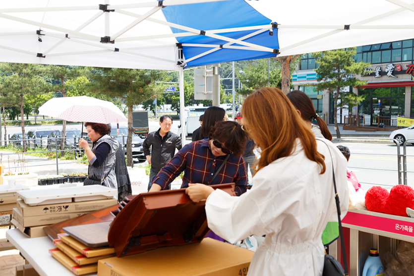탁자를 구경하고있는 이용자들 사진
