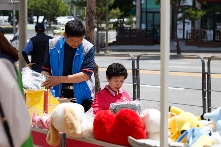 물건을 구경하고 있는 이용자의 사진