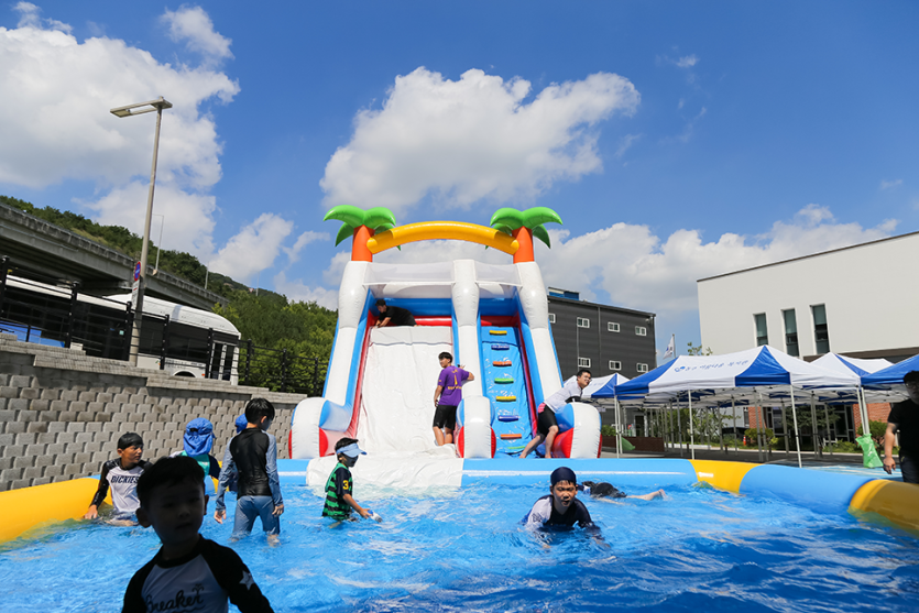 워터파크 미끄럼틀과 물놀이를 하고있는 아이들 사진