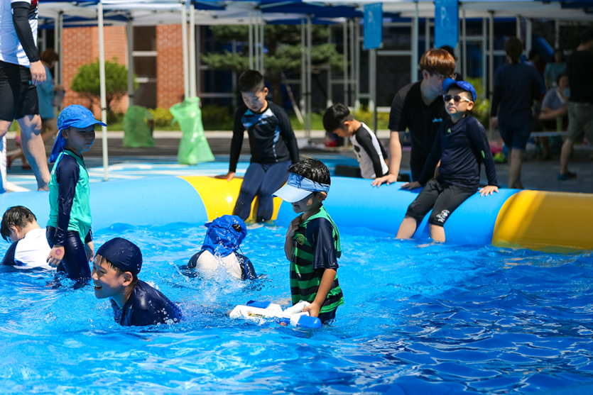 물놀이를 하고있는 어린이들 사진