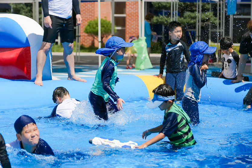 물놀이를 하고있는 어린이들 사진