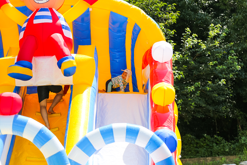 미끄럼틀을 타고있는 어린아이의 사진