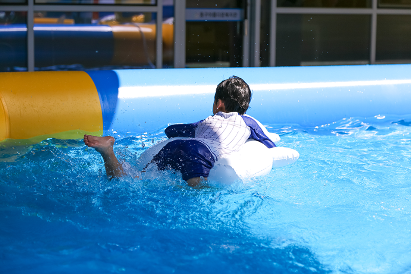 튜브를 타고 놀고있는 어린이 사진