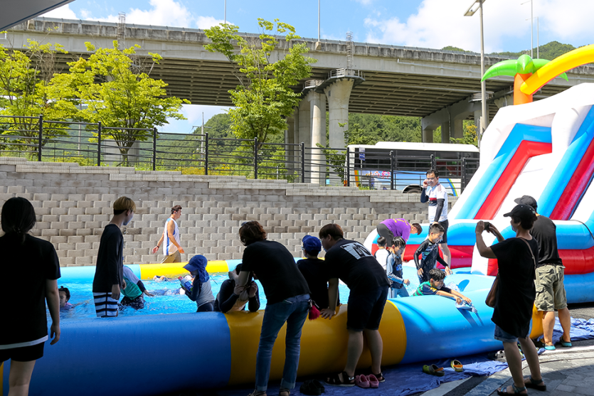 물놀이를 하고있는 아이들과 밖에서 구경하고있는 보호자들 사진