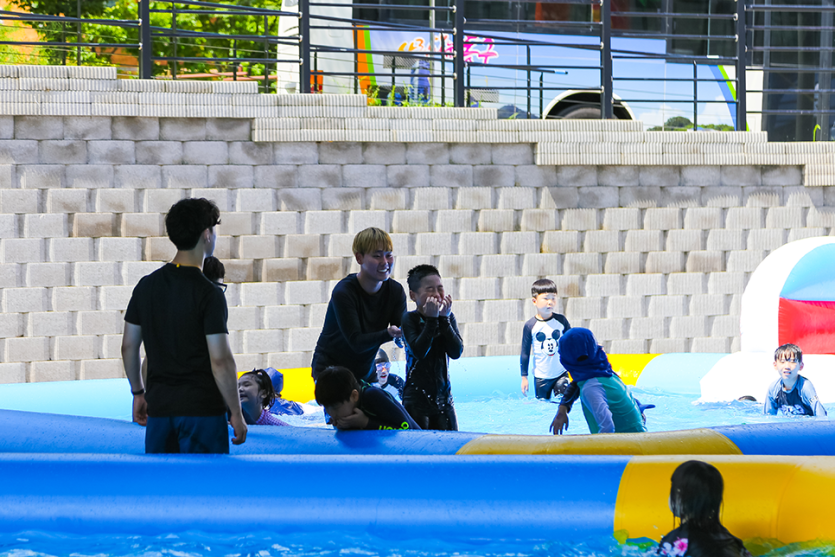 물놀이를 하고있는 학생들 사진