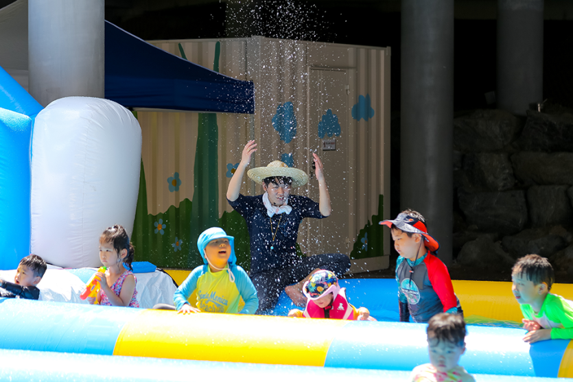 물놀이를 하고있는 어린이들의 모습