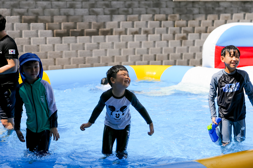 물놀이를 하고있는 어린이들의 모습