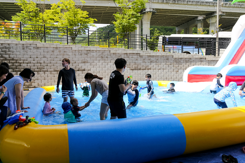 물놀이를 하고있는 워터파크이용자들 사진