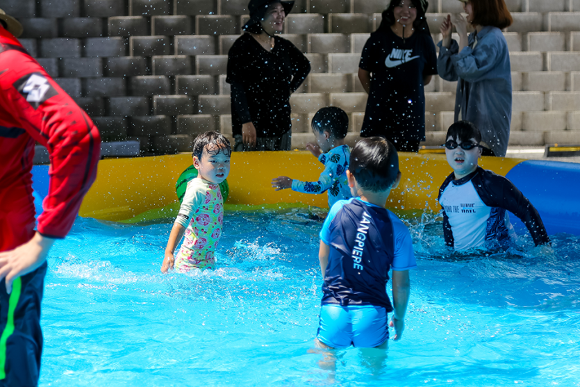 물놀이를 하고있는 어린이들 사진