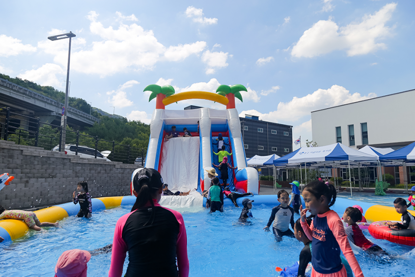 워터파크 미끄럼틀과 물놀이를 하고있는 어린이들 사진