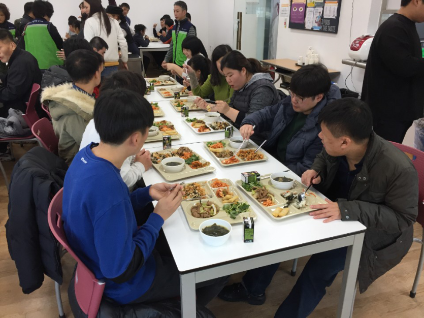 점심식사를 하고있는 복지관이용자들 사진