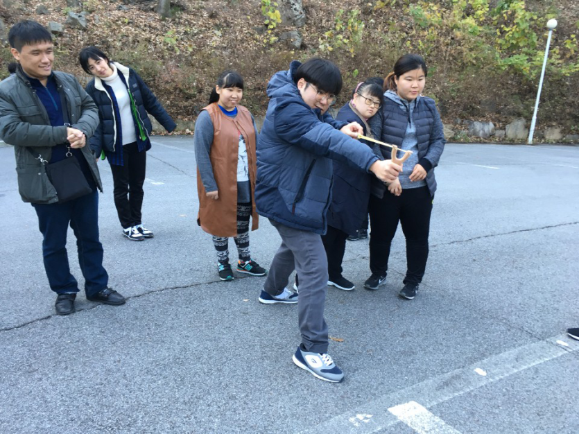 새총을 쏘고있는 이용자 사진