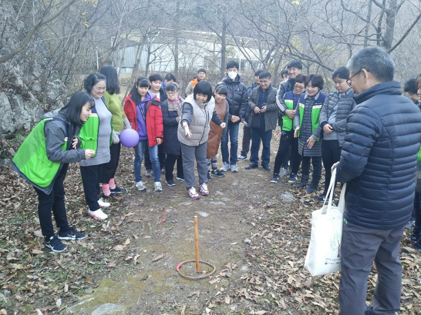 숲속프로그램이 진행되고있는 모습 사진