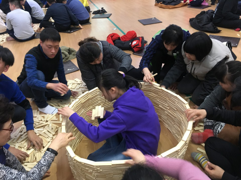 나무쌓기를하고있는 복지관이용자들 사진