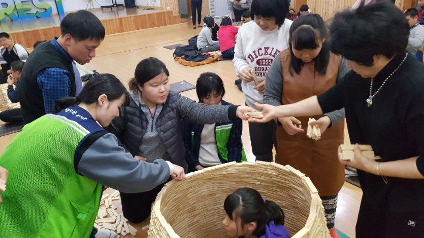 나무쌓기를하고있는 복지관이용자들 사진