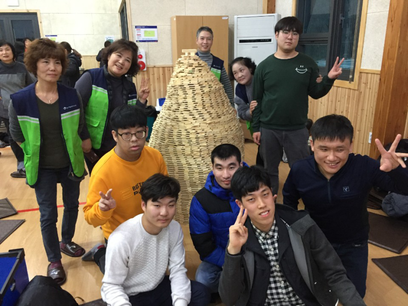 완성된 나무탑과 찍은 기념사진