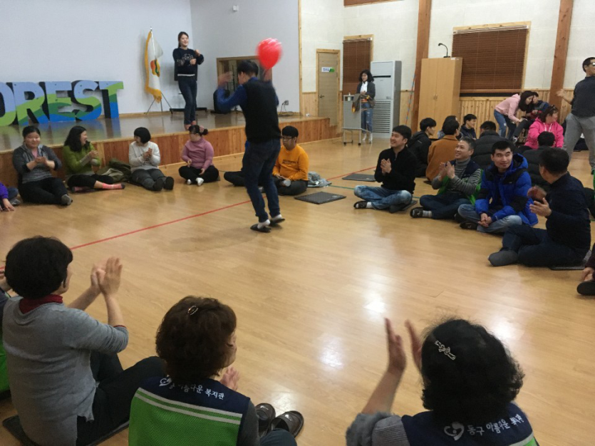 강당에서 게임을 하고있는 복지관이용자들 사진