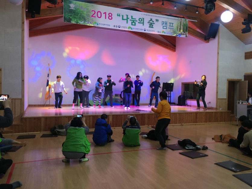 무대위에서 춤을 추고있는 복지관이용자들 사진