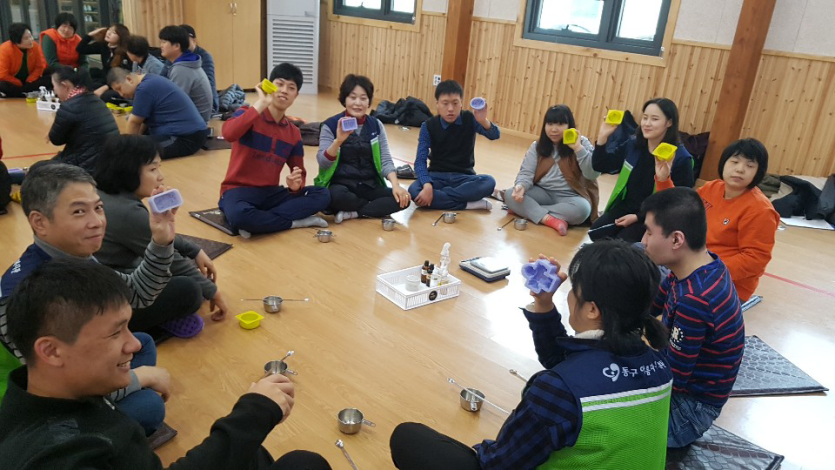 강당에서 몰드를 손에들고 찍은 기념사진