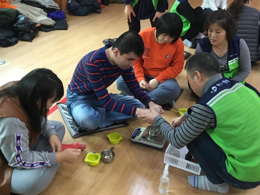 비누를 만들기위해 재료를 계량하고있는 모습 사진