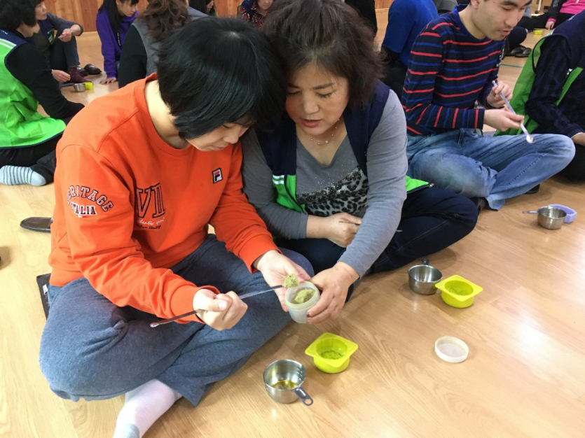 비누를 만들기위해 재료를 섞고있는 복지관이용자 사진