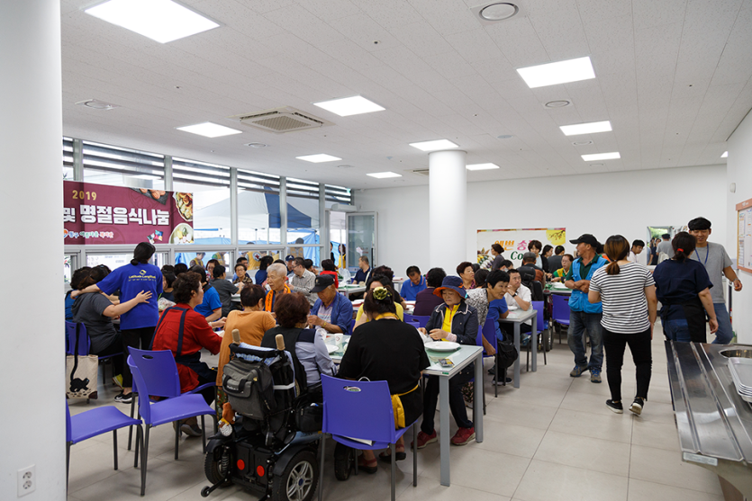 송편을 만들고있는 복지관이용자들 사진