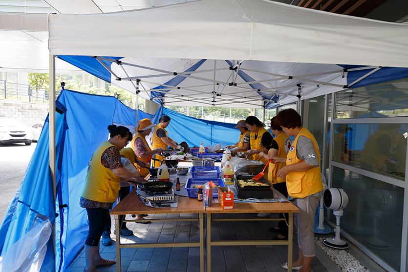 부침개 등 명절음식을 만들고있는 봉사자들 사진